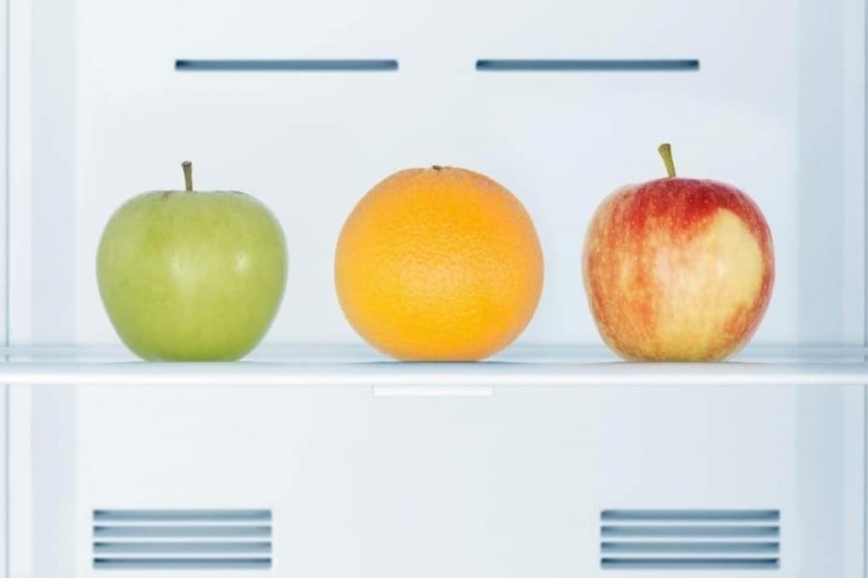 תפוחים ותפוז במקרר