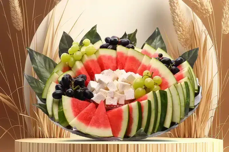 מגש פירות של אבטיח וגבינה בולגרית עגול